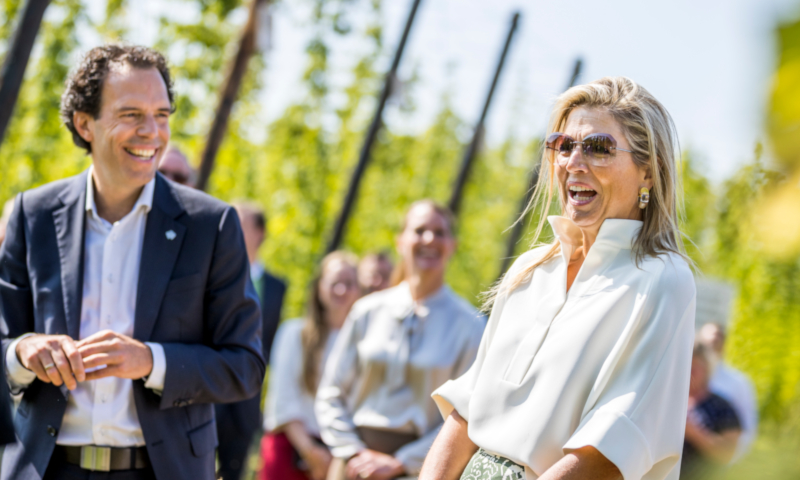 Jan Paul Rutten en Maxima lachen in de Gulpener Hoptuin